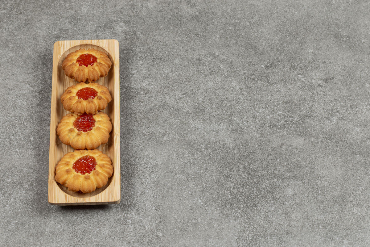 饼干花形饼干加果冻在木板上果酱果冻饼干