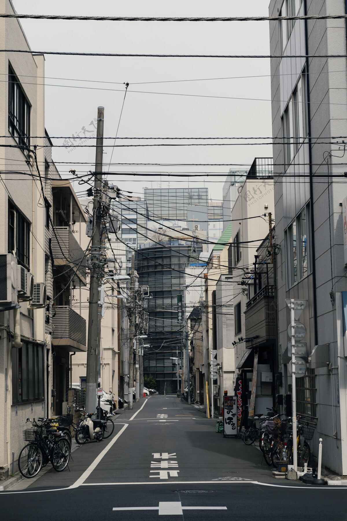 城市美丽的日本自行车城空街路面白天