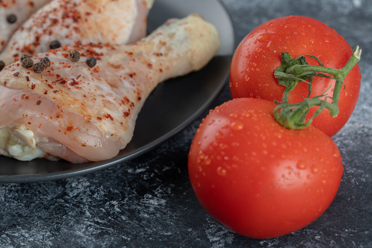 深新鲜的有机西红柿配鸡腿新鲜食谱烹饪