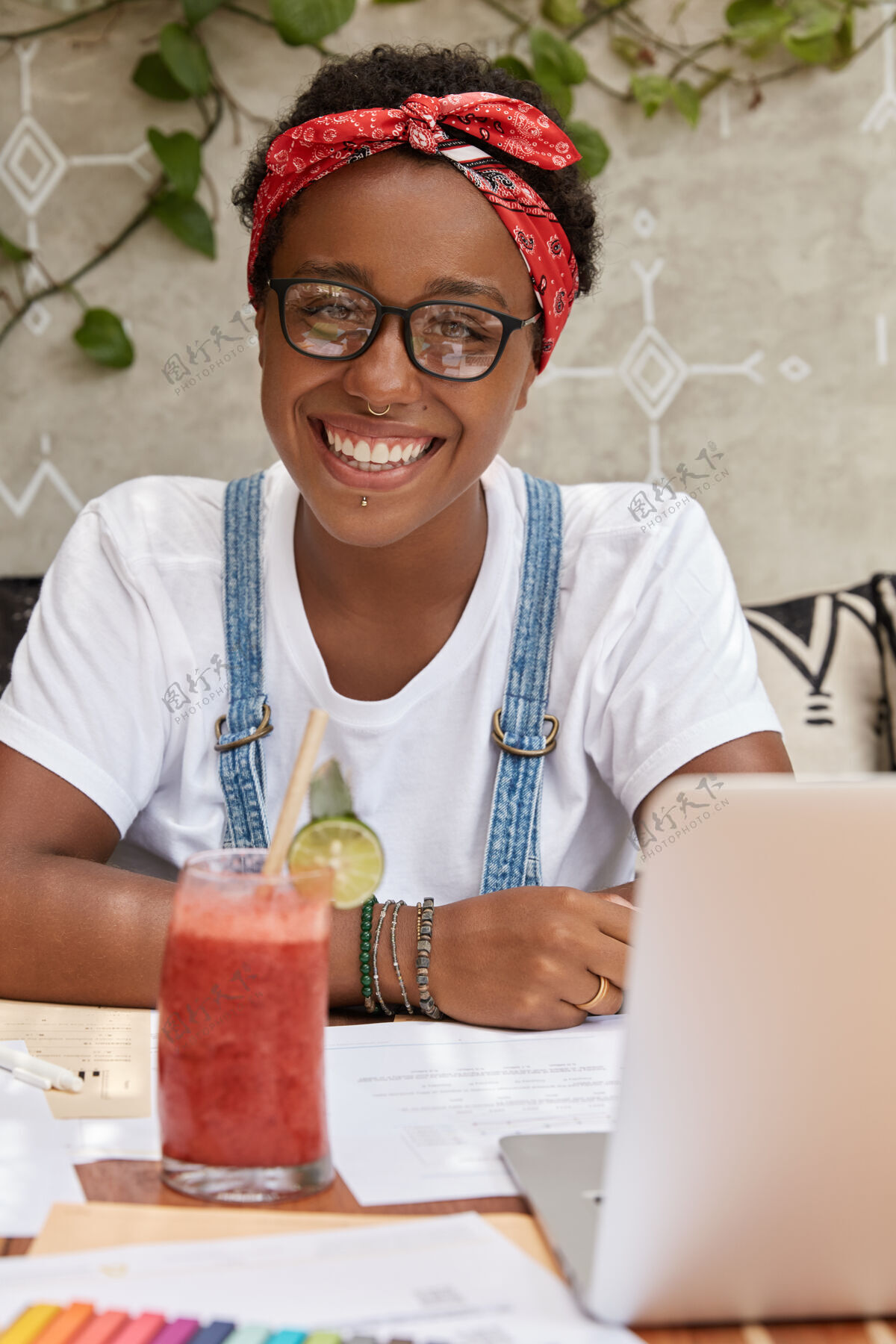 在线快乐的黑人学生在舒适的咖啡店做作业的画像拍摄鸡尾酒休闲