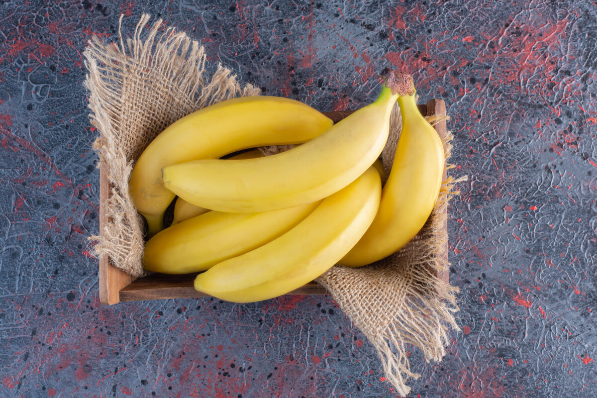 健康一堆香蕉放在五颜六色的木箱里小吃抗氧化剂茎