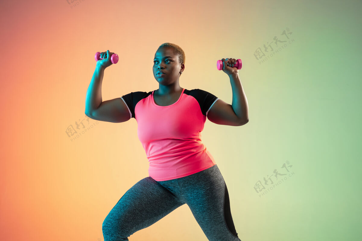 年轻年轻的非洲裔美国加号女模特在斜坡墙上训练锻炼加上人