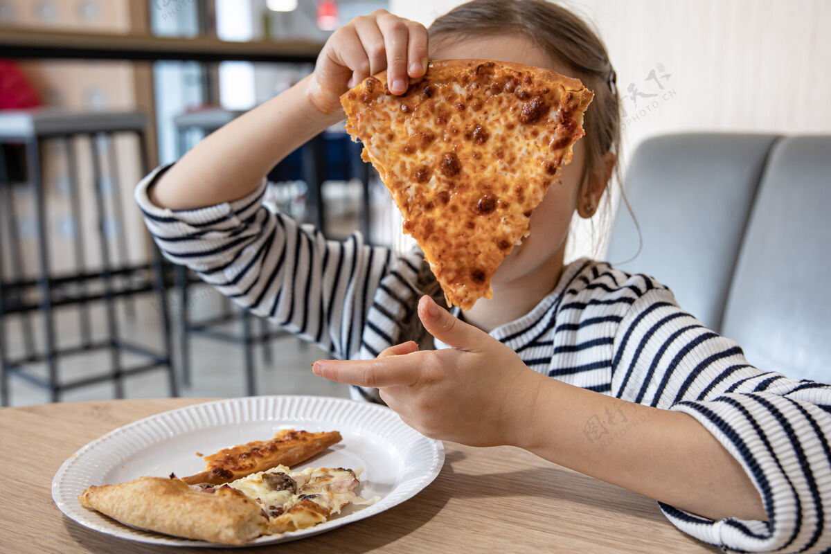 小有趣的小女孩午餐吃奶酪披萨特写比萨饼水平美味
