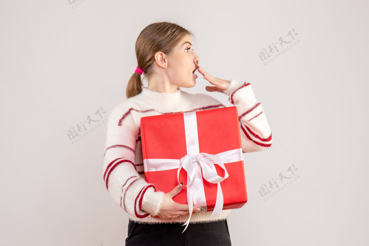 情感年轻的女性拿着白色的红色礼物年轻女性可爱礼物