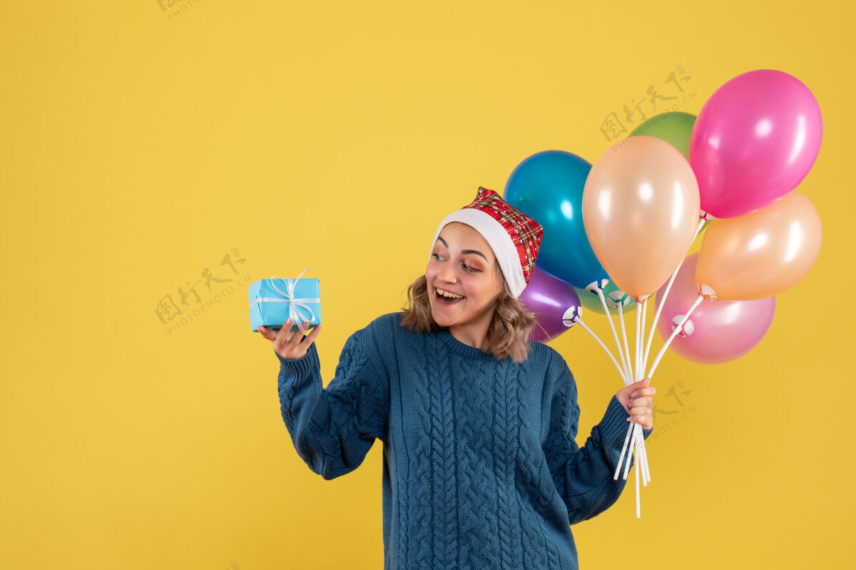 气球手持小礼物和黄色气球的年轻女性飞机年轻女性生日