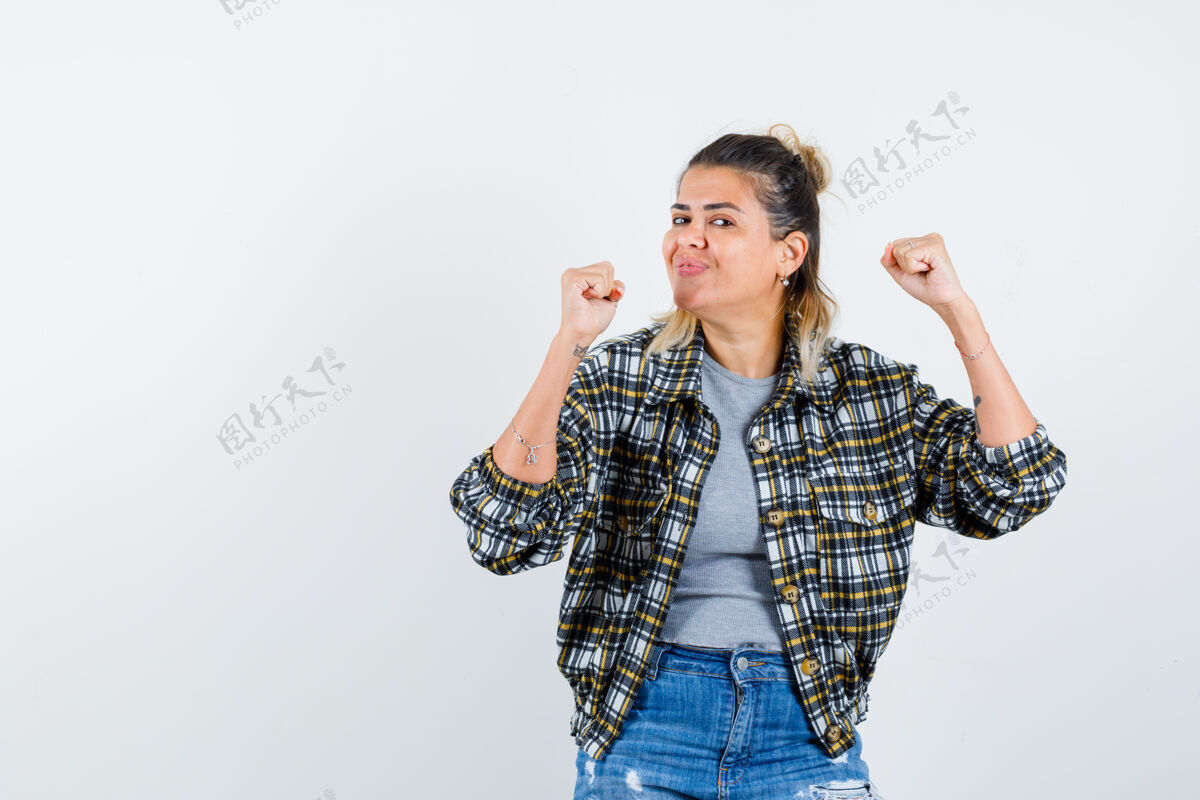 手势一位富有表情的年轻女士摆姿势年轻表达女孩