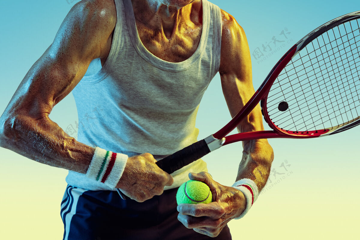 老年人穿运动服的老人在斜坡上打网球运动表情欢呼