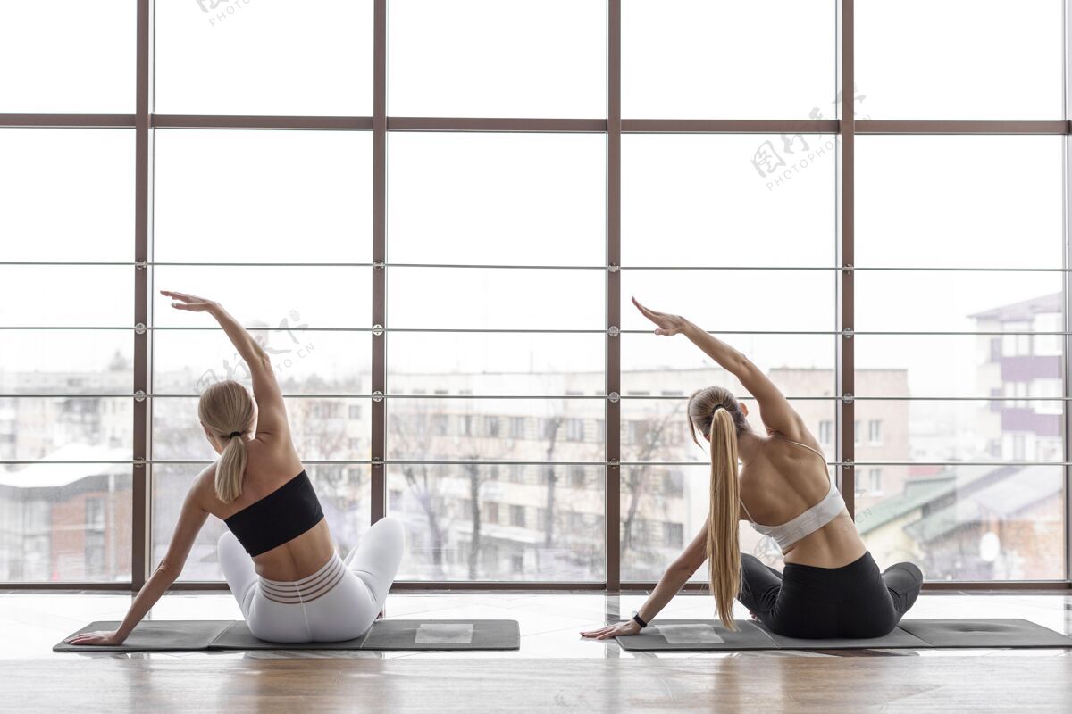 水平女人们一起在垫子上训练运动运动健身