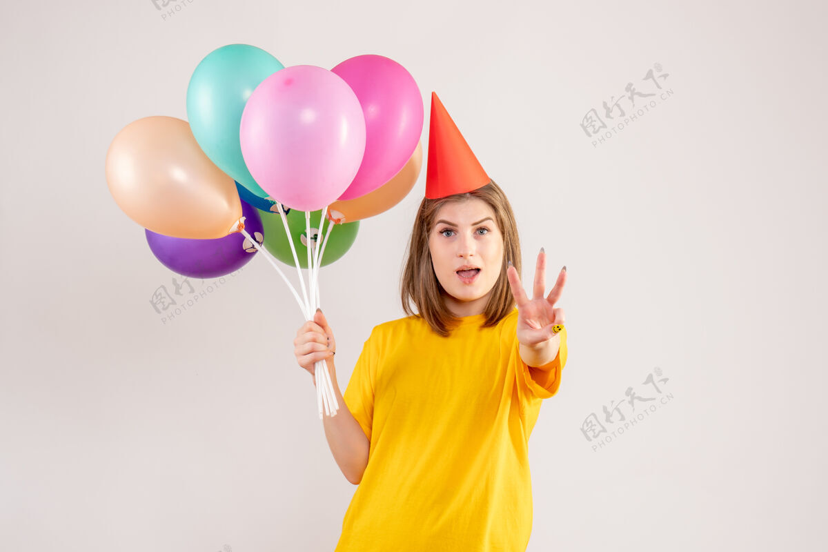 气球手持白色气球的年轻女子聚会吹情绪