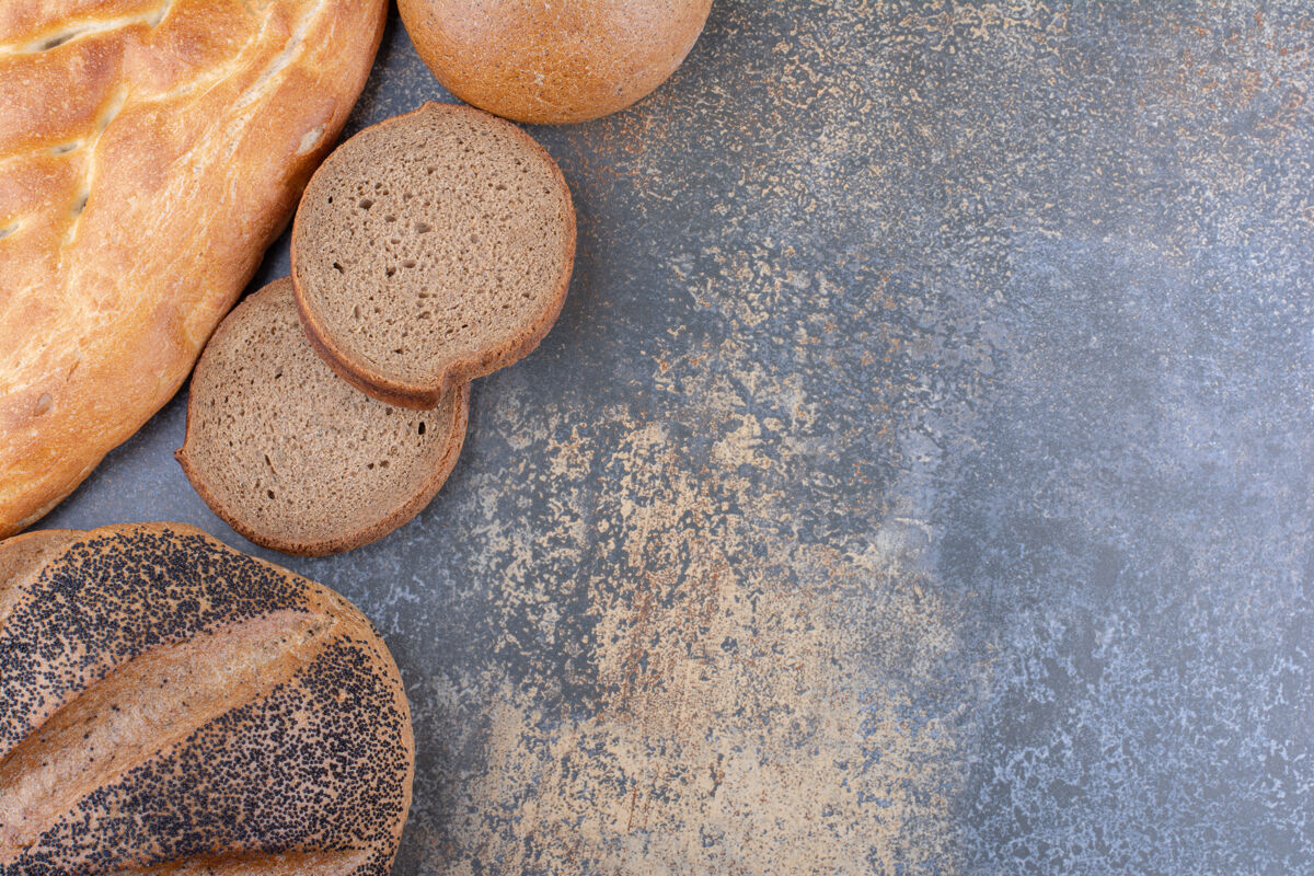 芝麻各种面包类型捆绑在一起大理石表面外套馒头面包