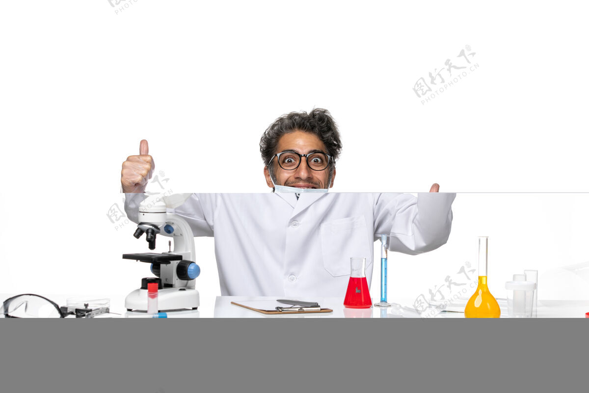 人正面图身着特殊套装的中年科学家围坐在桌子旁 拿着解决方案实验室科学男性