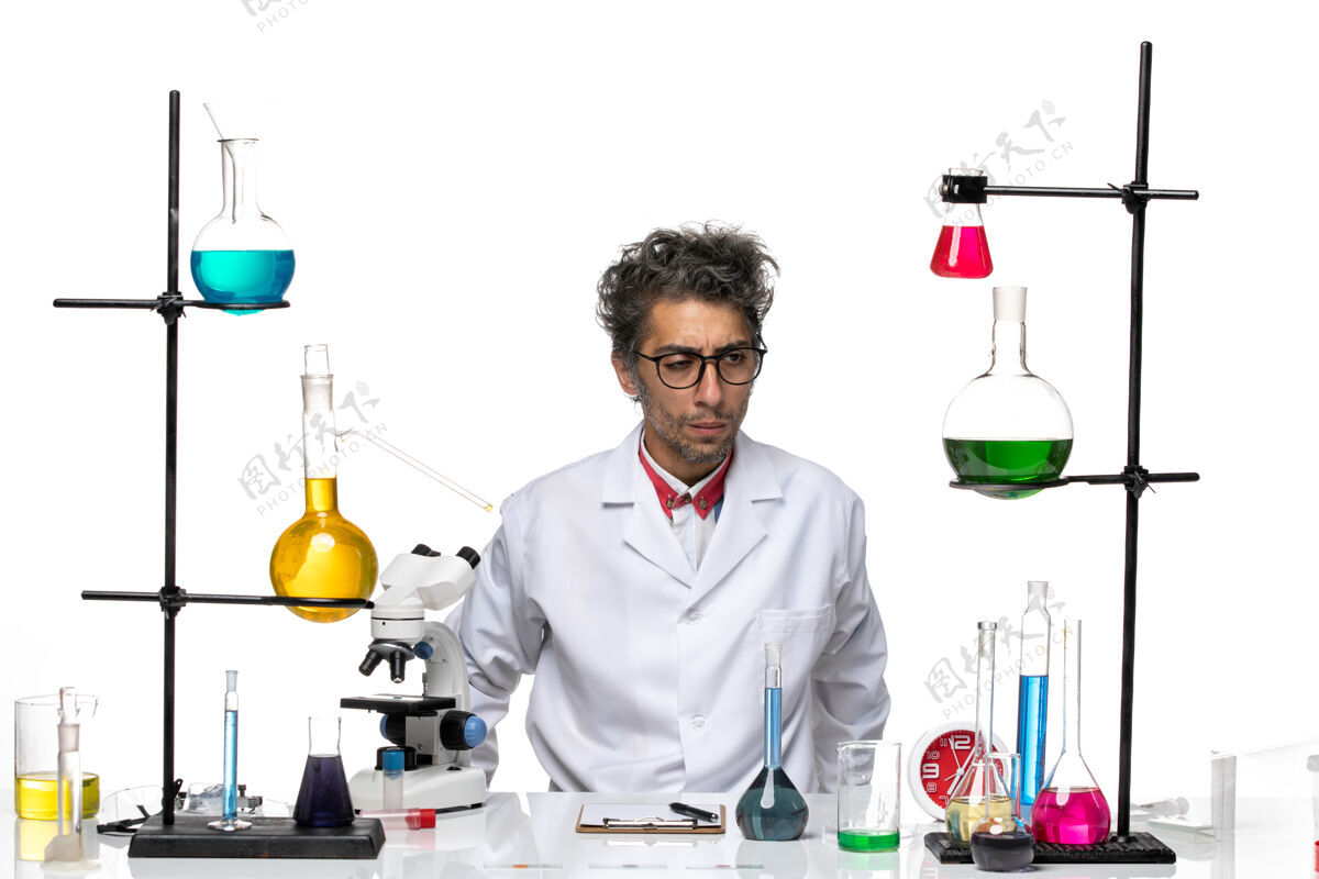 医学前视图穿着白色医疗服的男科学家在看什么东西研究视图化学