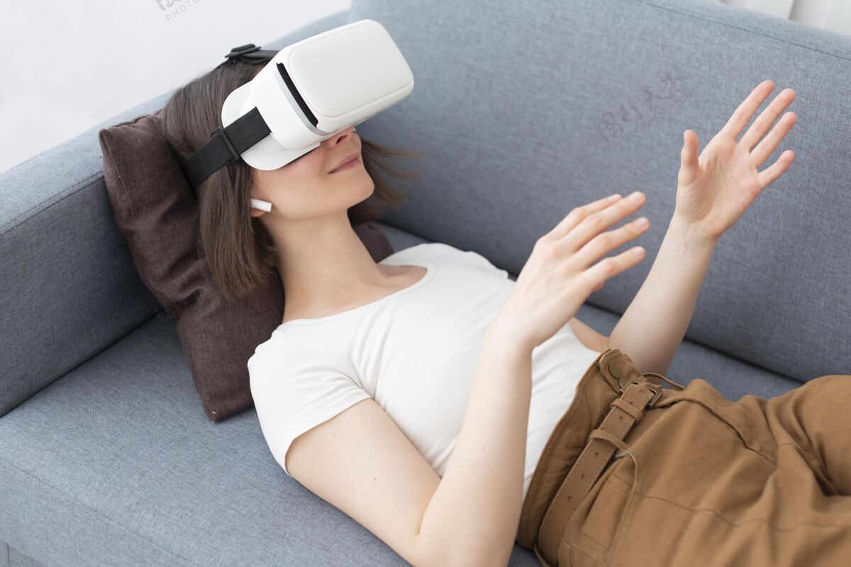 虚拟现实使用vr护目镜玩游戏的女人娱乐技术玩家