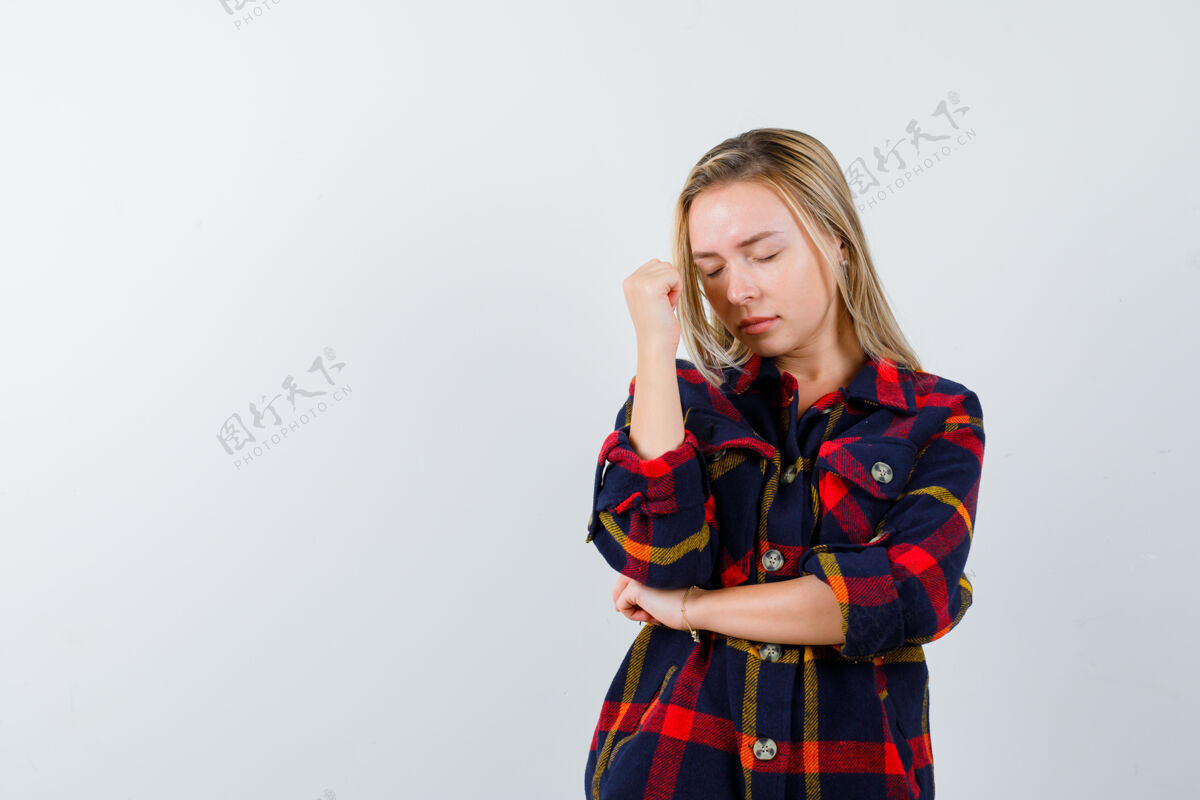 黑发年轻的女士穿着格子衬衫站在思考的姿势 看起来沉思 前视图成人女人肖像