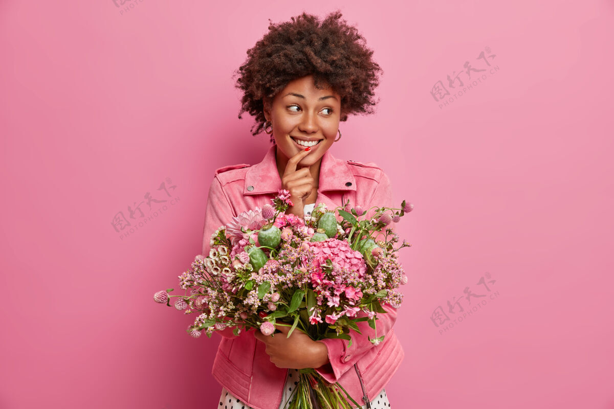 浪漫可爱开朗的女人一边看 一边拿花束 一边开心地看 摆姿势携带芳香欢呼