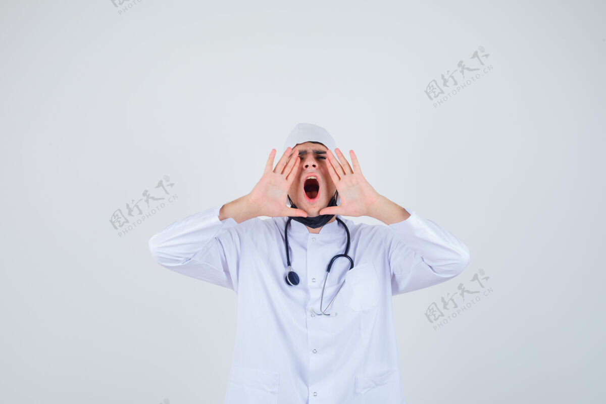 人年轻人穿着白色制服 戴着面具 怒气冲冲地喊着 手放在嘴边男性诊所听诊器