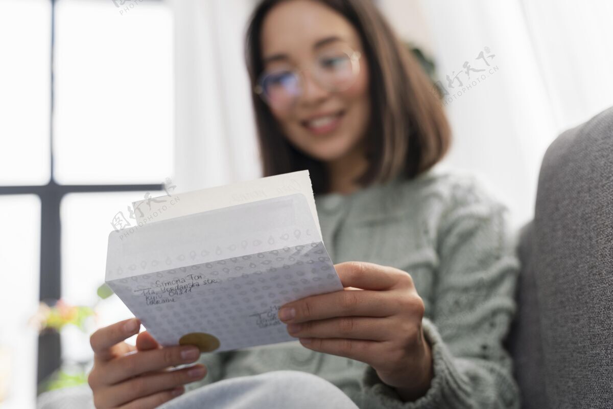 邮件画像女人在看信女人阅读信件