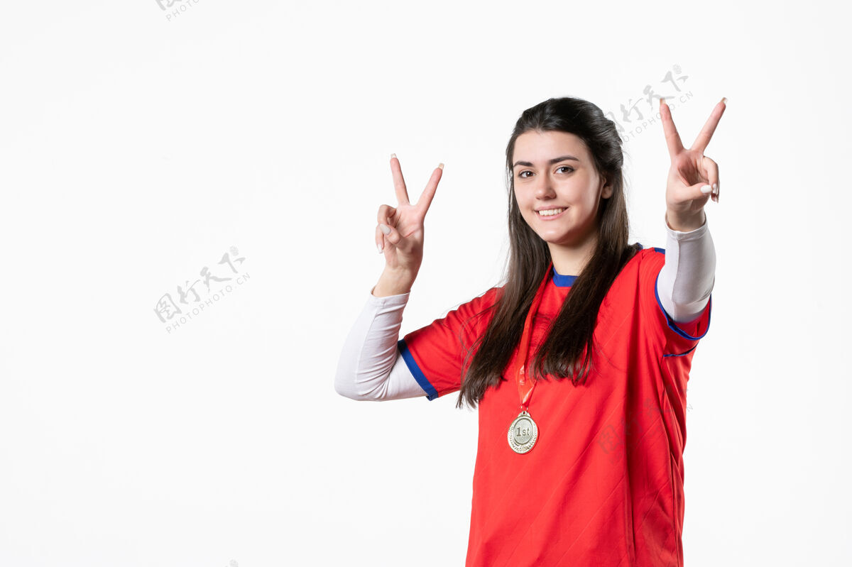 微笑正面图快乐女运动员穿着运动服拿着奖牌成功运动球员