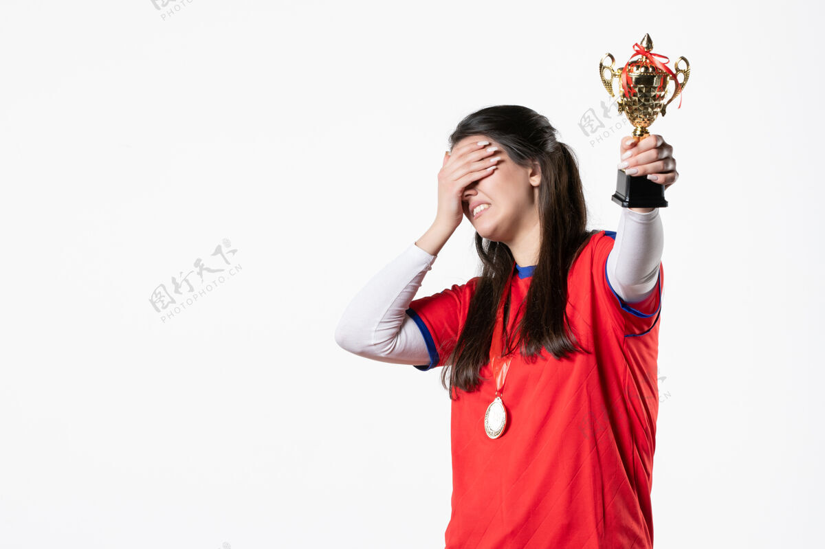 青年前视女选手拿着金杯和奖牌球员白金