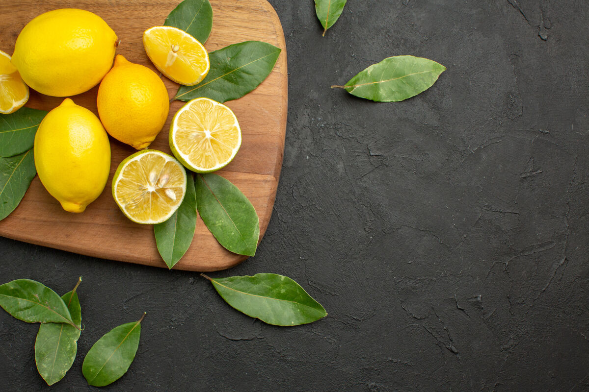 新鲜柠檬顶视图新鲜柠檬酸水果深色餐桌柑橘类水果新鲜酸深色