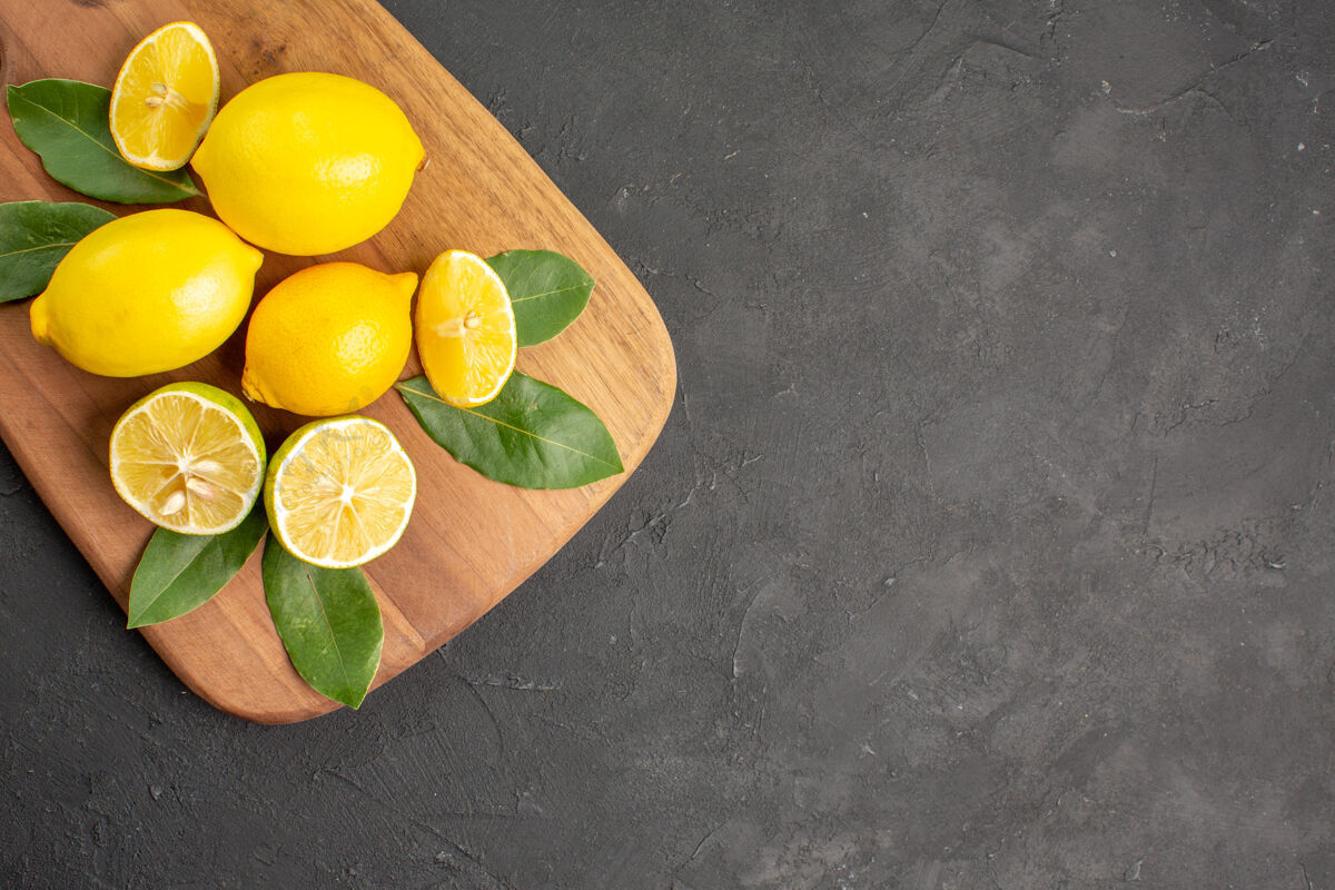 酸橙顶视图新鲜柠檬酸水果深灰色表柑橘类水果莱姆新鲜柠檬柠檬水果