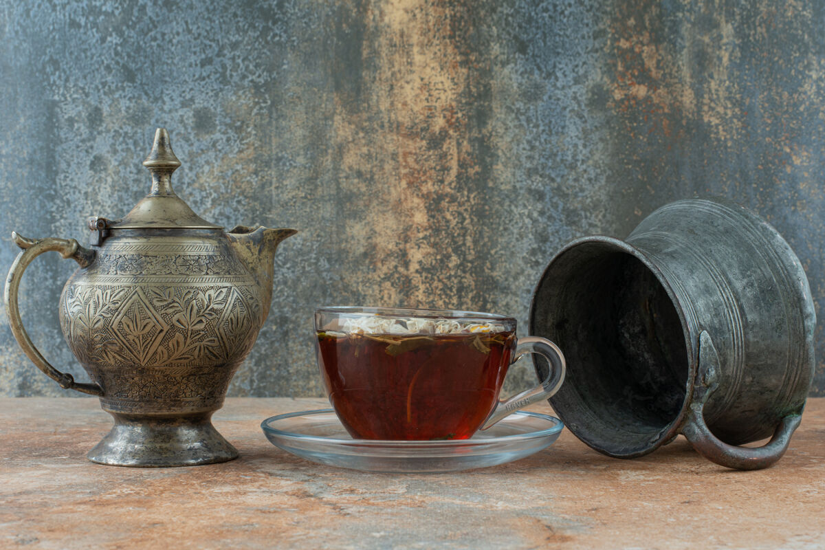 美味两个古老的茶壶与凉茶大理石背景杯子古老的杯子