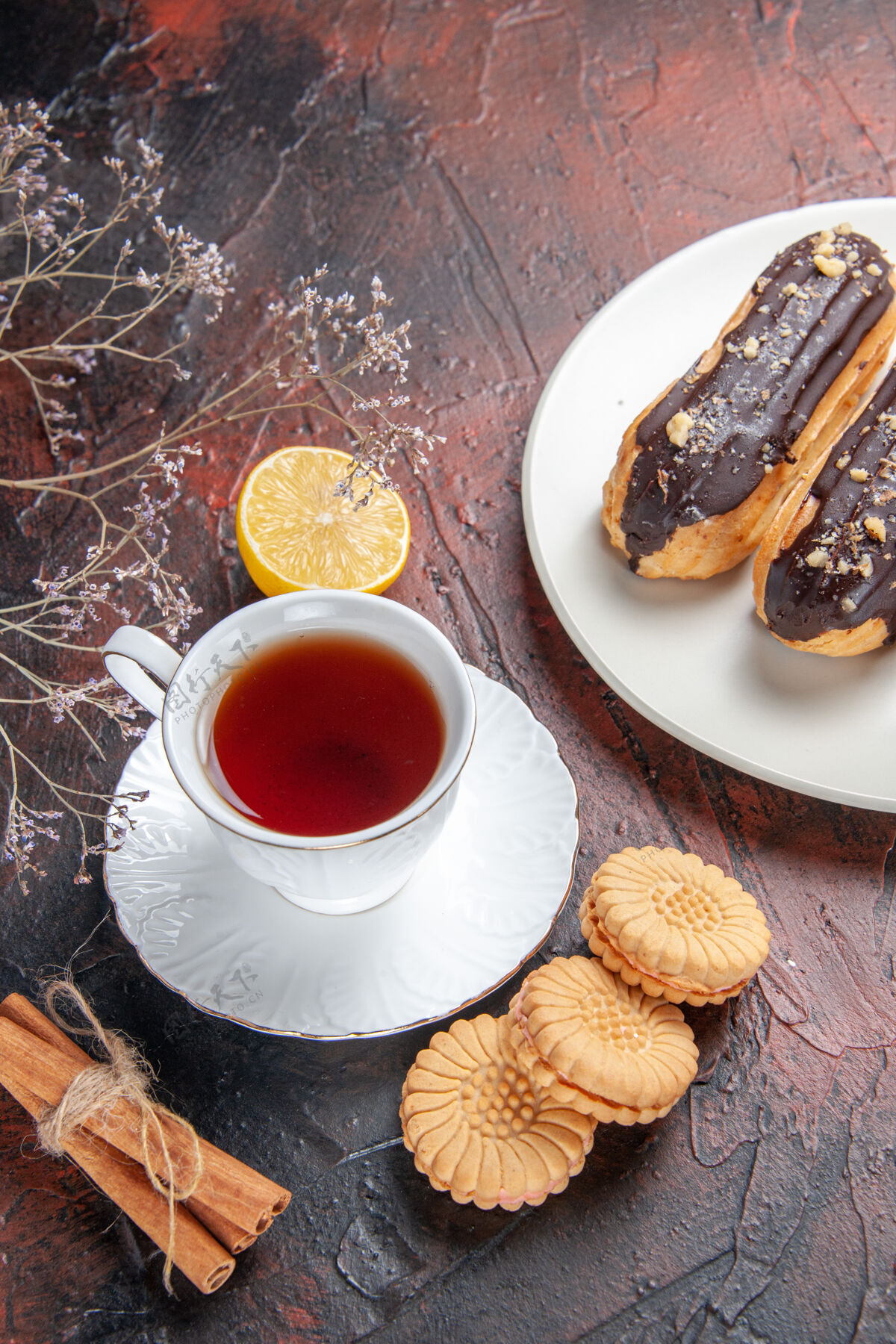 饼干俯瞰一杯茶 在一张深色的桌子上放着饼干和冰糕糖茶饼干甜茶食物茶杯