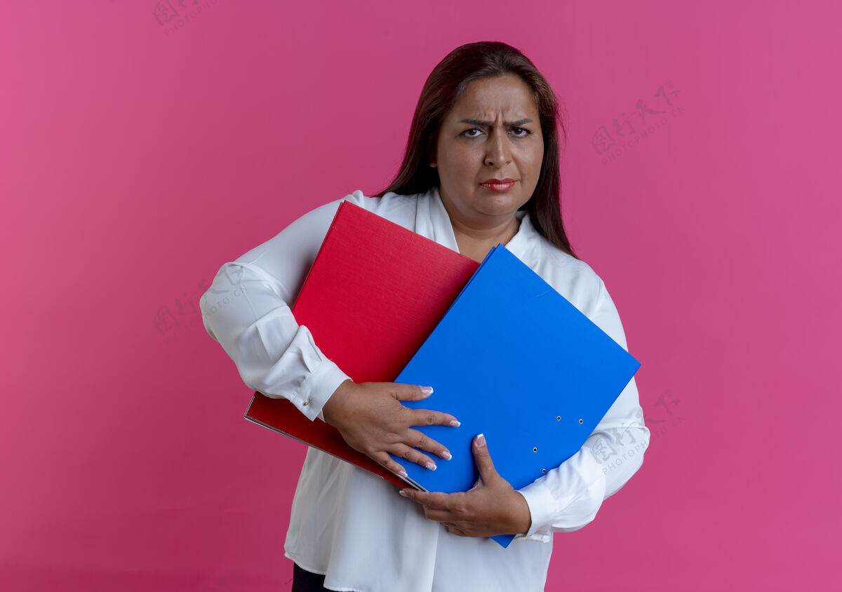 中年悲伤随意的白人中年女子拿着文件夹上粉红色悲伤抱休闲