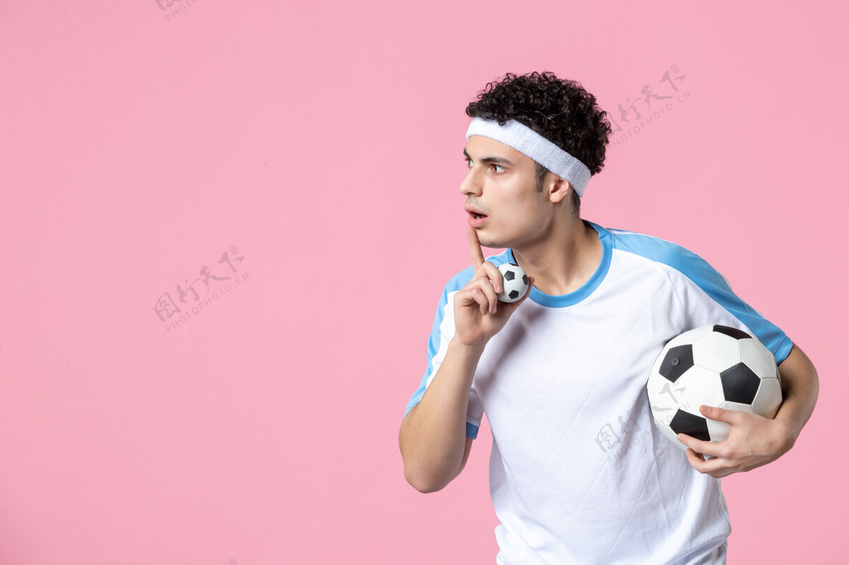 肖像前视图穿着运动服的足球运动员拿着球成人人男性