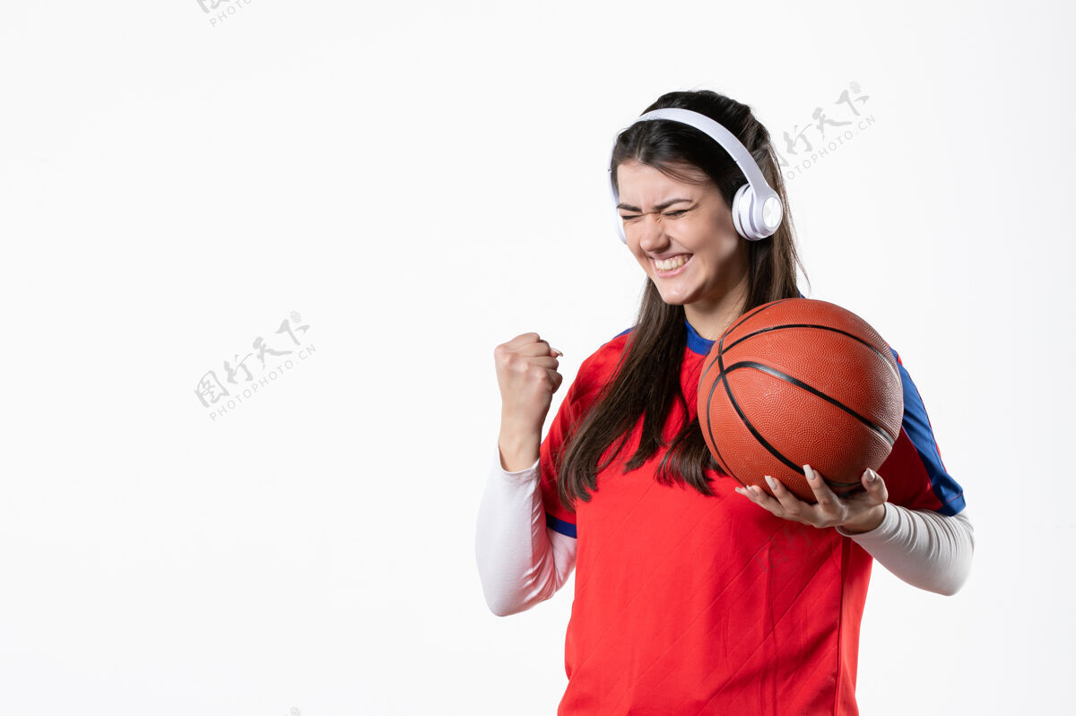 成人正面图：穿着运动服的年轻女性 正在享受篮球的乐趣球员漂亮白色