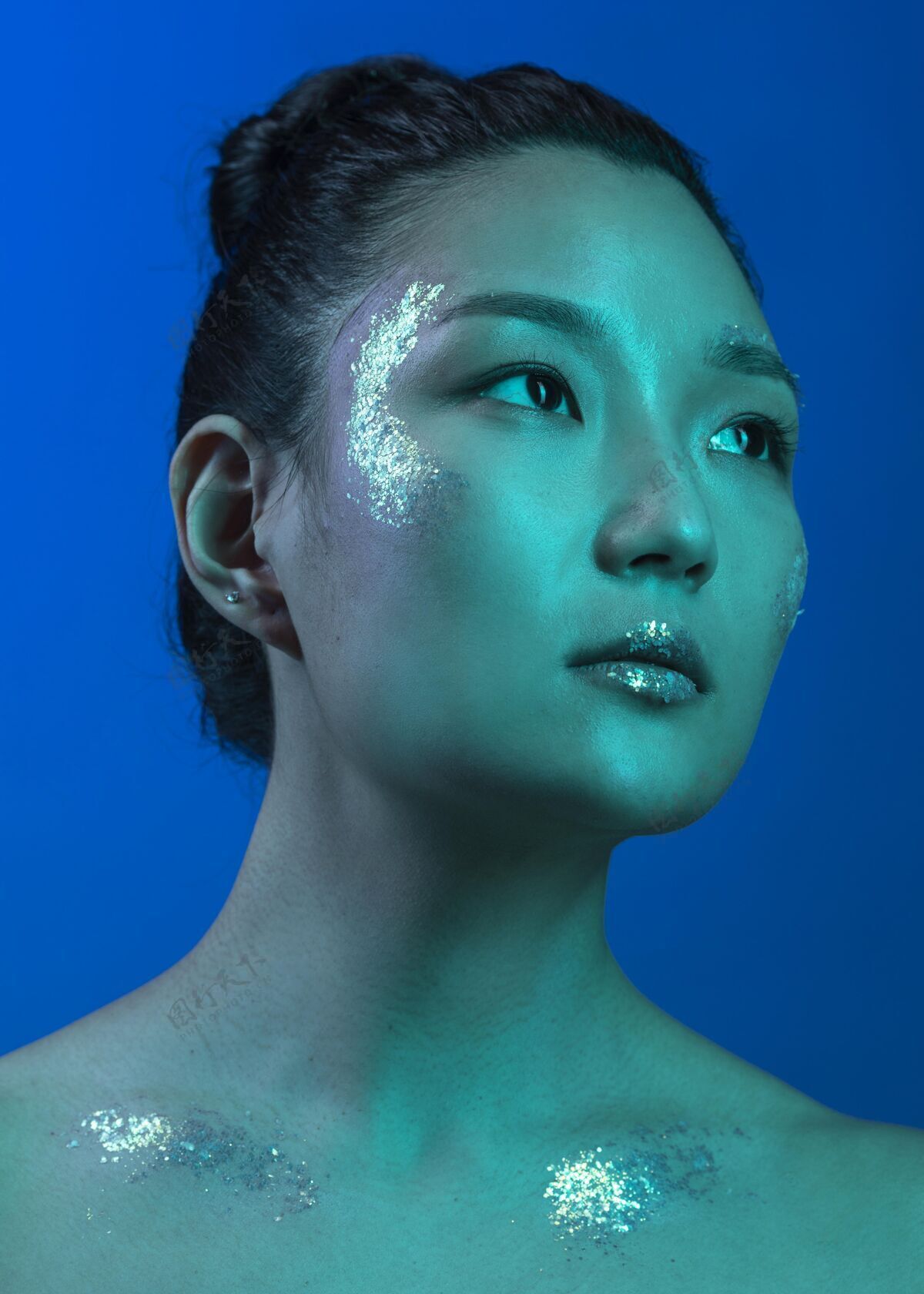 模特画一个化妆的年轻女人亚洲女人姿势