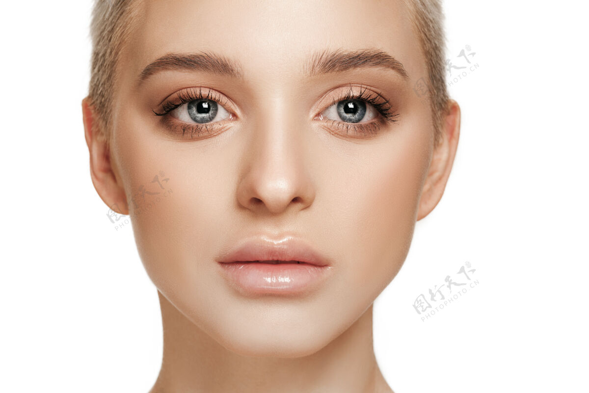 头部美丽的女性脸庞洁白的脸上完美洁净的皮肤化妆皮肤护理完美