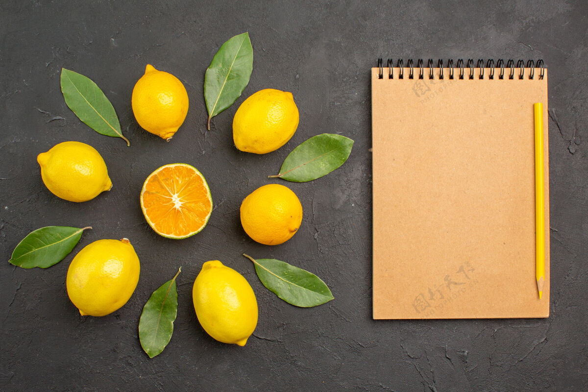 健康顶视图新鲜的酸柠檬衬在深色的桌子上柠檬黄色的柑橘类水果柑橘黄色酸橙