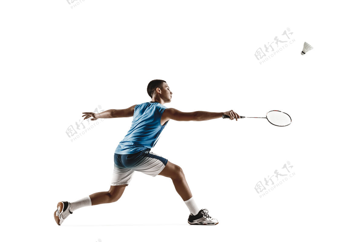 羽毛球在白色背景上打羽毛球的小男孩美丽乐趣男性