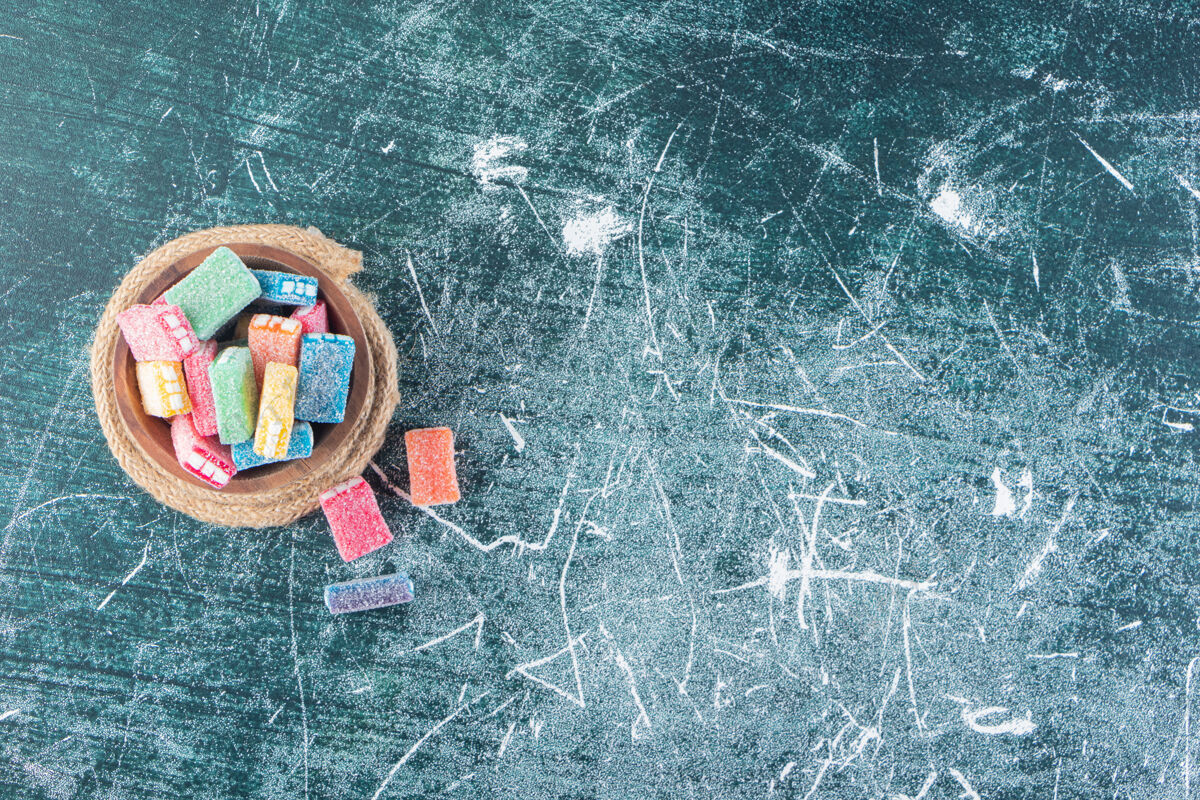 糖果五颜六色的甘草放在石头桌上的深碗里明胶品种形状