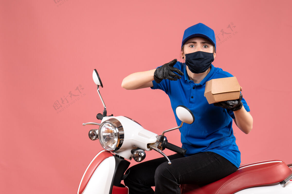 制服正面是戴着面具的女快递员 粉红色的小食品包装包装传送带摩托车