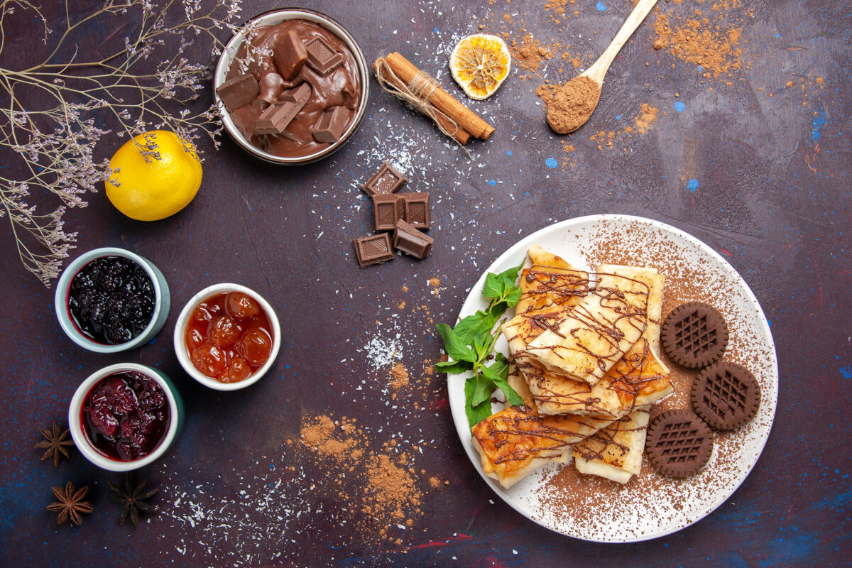 饼干顶视图美味甜点饼干和果酱黑背景饼干饼干糖茶甜蛋糕茶糖果酱