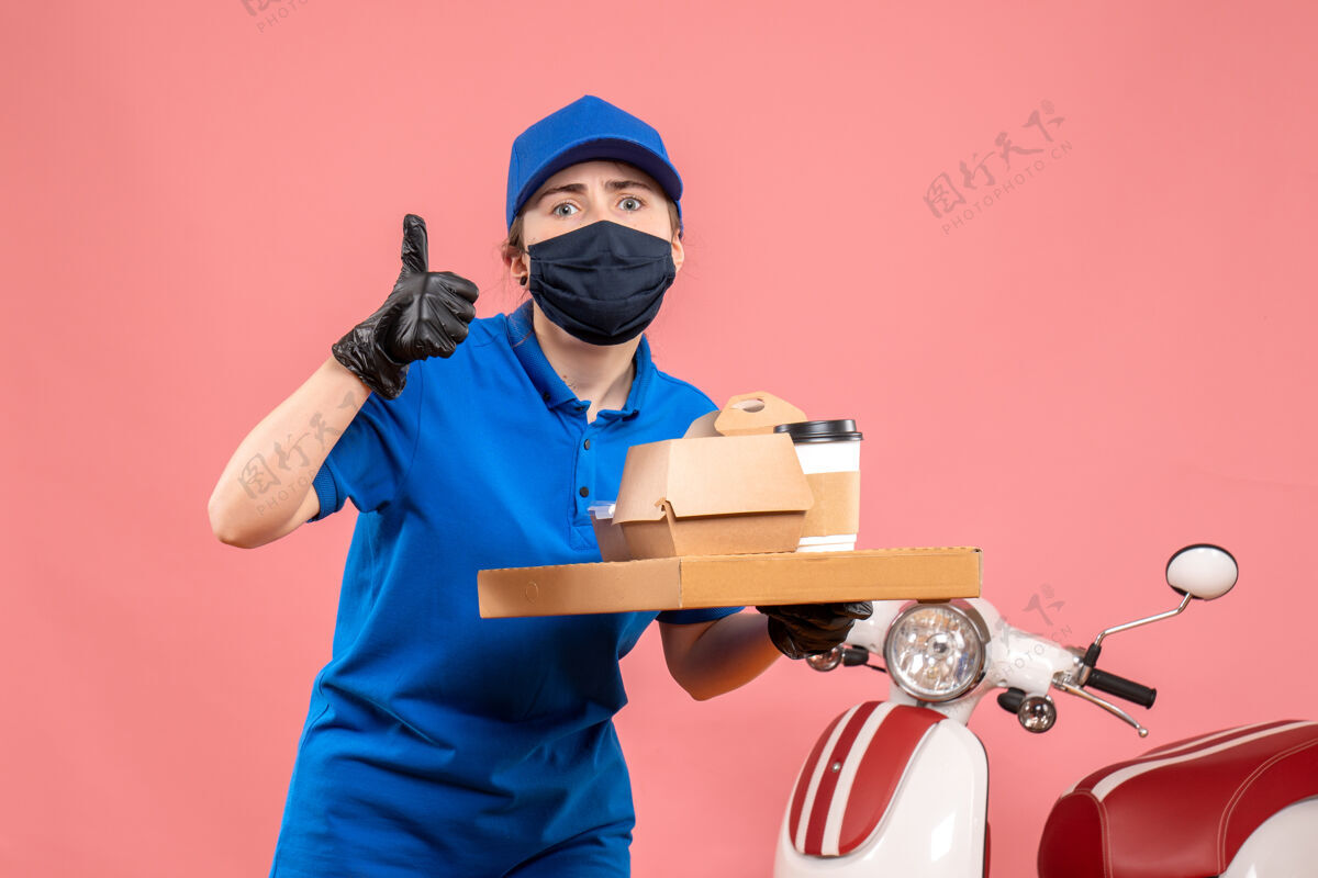 送货正面是戴着面具的女快递员 粉色的是咖啡和食物女快递员流行病专业人员