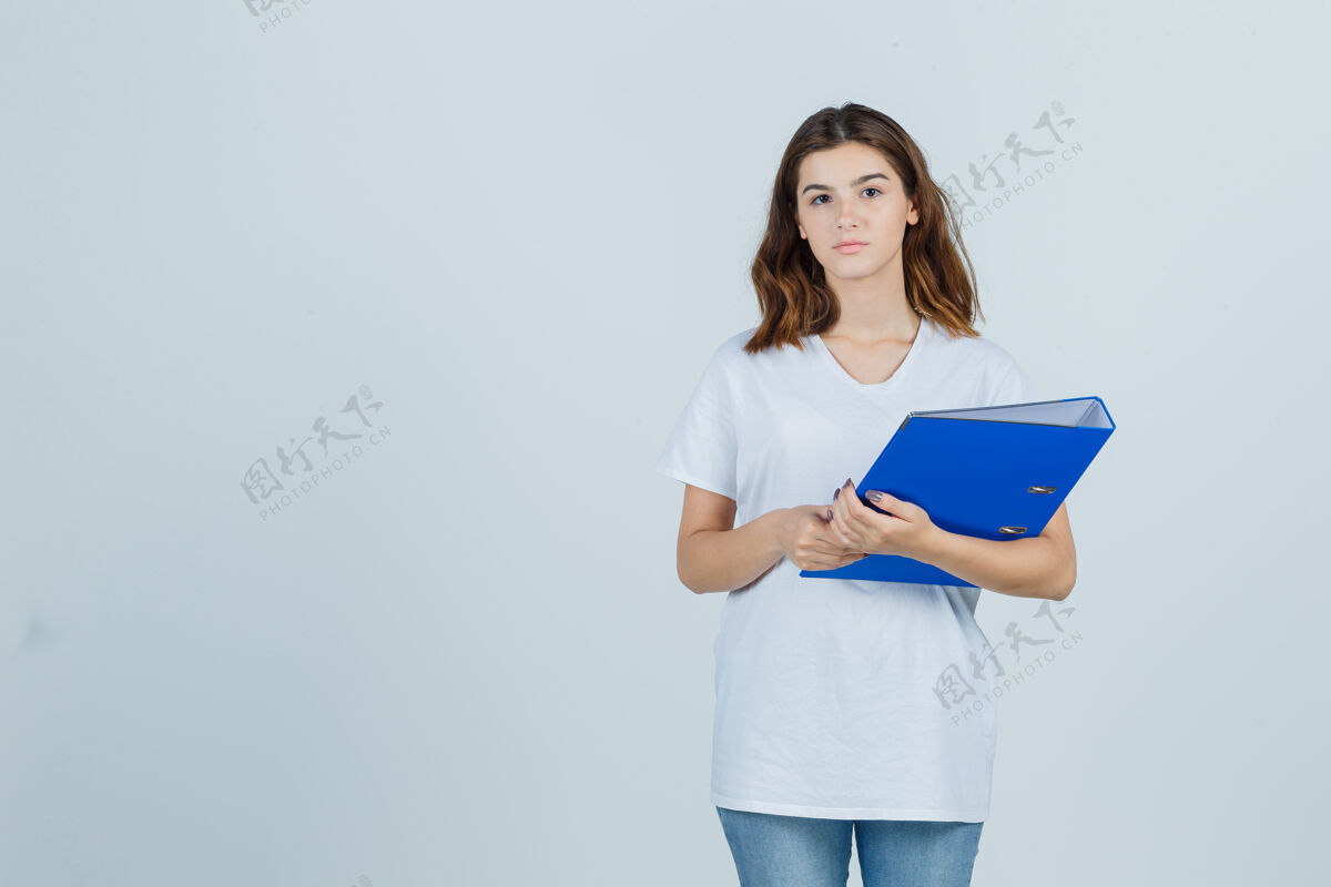 模型穿着白色t恤的年轻女孩拿着文件夹 看起来很懂事 正对着窗外休闲女孩护理