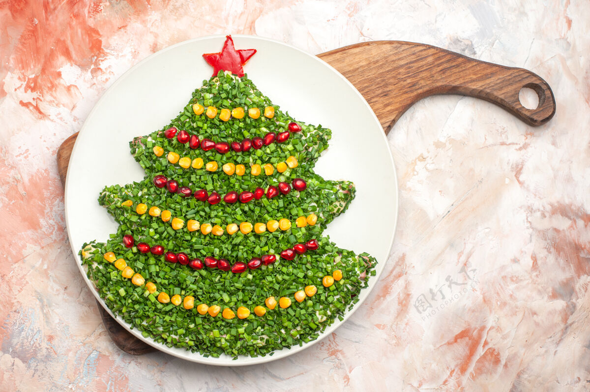 冷杉顶视图美味的节日沙拉在新年树形状的光背景背景季节新年