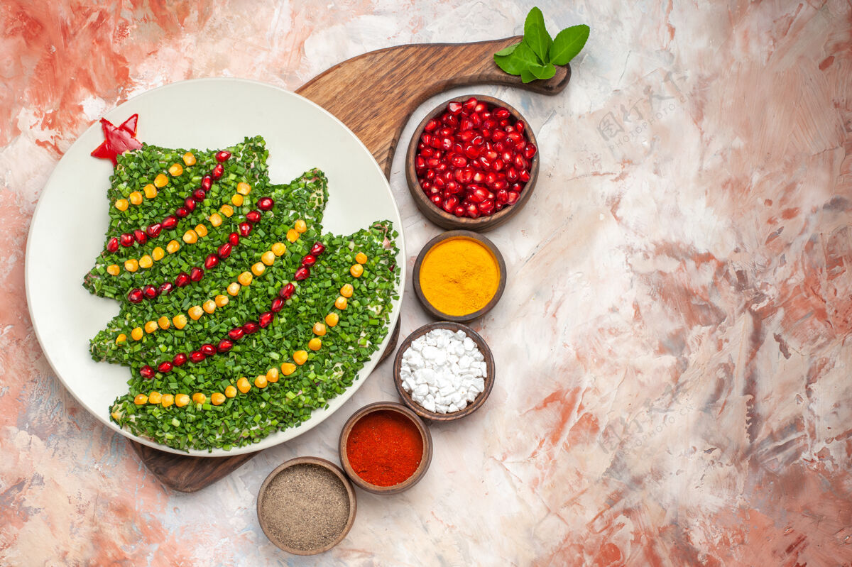 浆果顶视图美味的节日沙拉在新年树形状与调味品在灯光背景胡椒饮食水果
