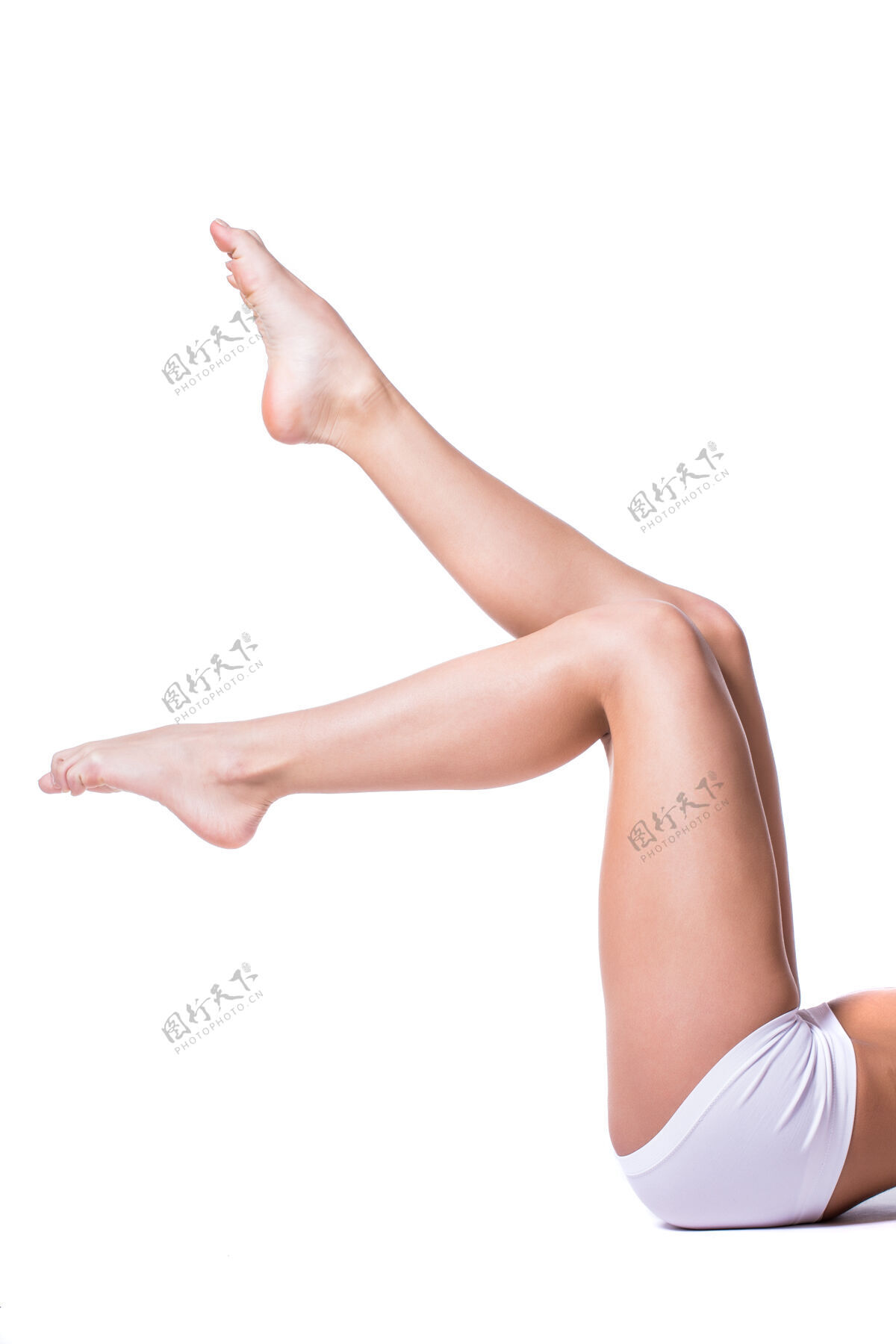 卫生长而漂亮的女人腿孤立在白色背景上打蜡皮肤色情