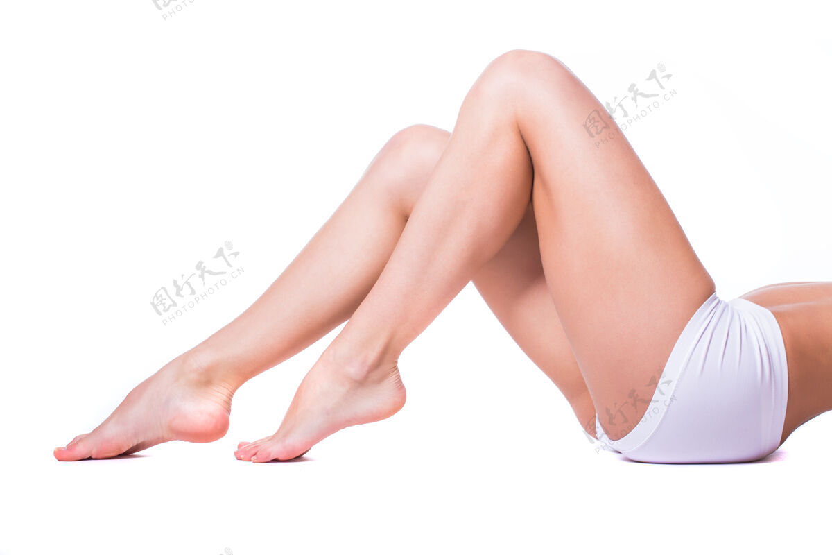 柔软长而漂亮的女人腿孤立在白色背景上健康背景皮肤