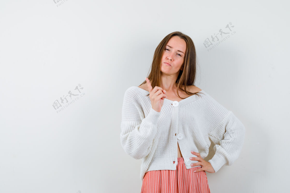 年轻年轻女子用手指在羊毛衫和裙子警告看起来恶意孤立警告欢呼微笑