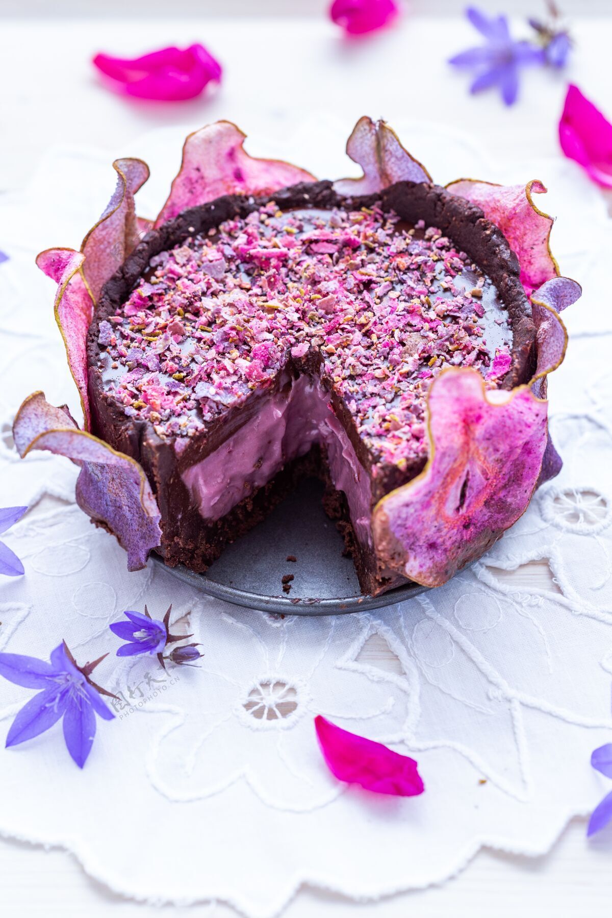 蔓越莓水平拍摄的切梨生素食紫色蛋糕脱水梨上的白色桌面素食烹饪美味自制