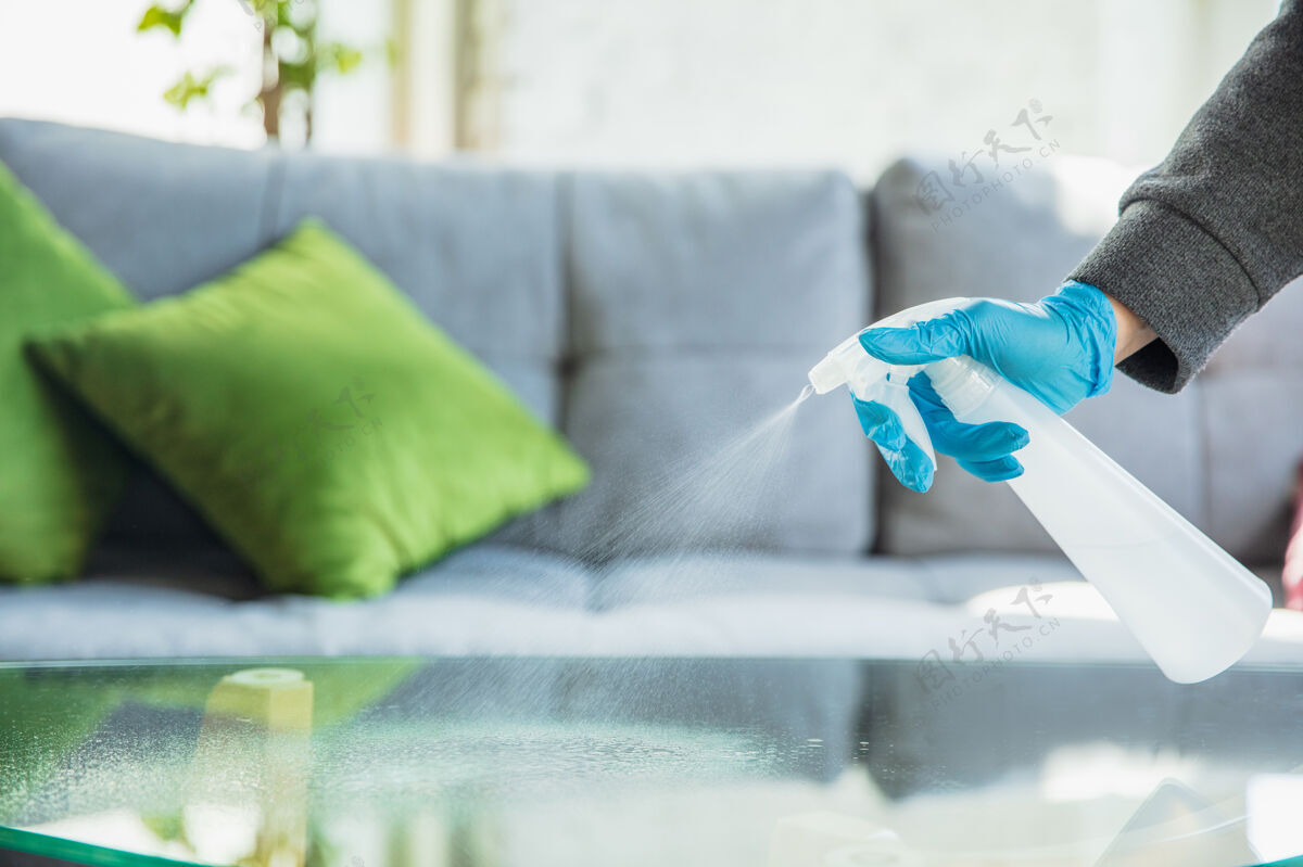 消毒戴上手套 在家里用消毒剂消毒表面流行病防护药品