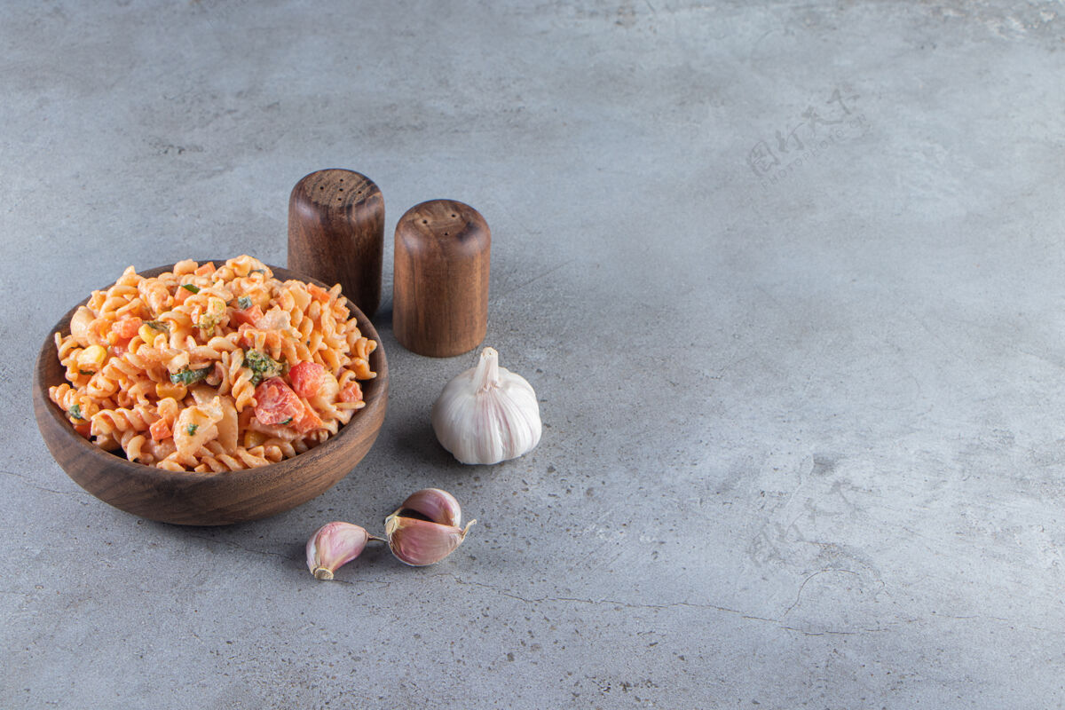 盐在石头背景上放一碗美味的意大利面晚餐新鲜Fusilli
