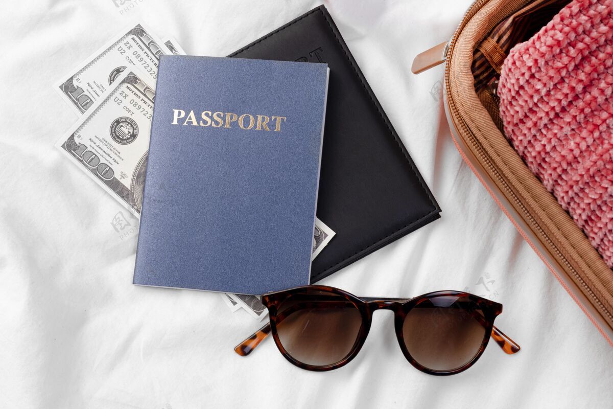行李行李旁边有护照和银行卡旅行护照假日