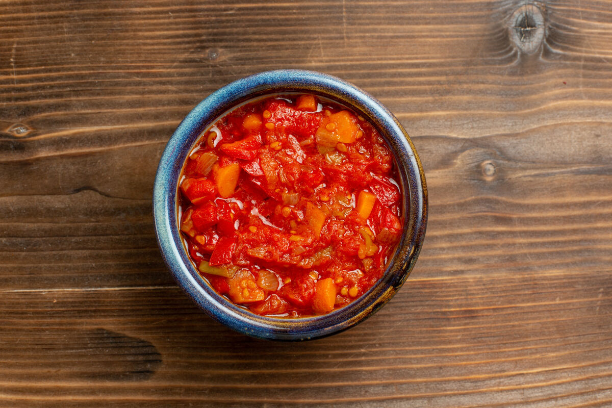 生的俯视图番茄酱配蔬菜上棕色背景餐酱番茄蔬菜美味胡椒午餐