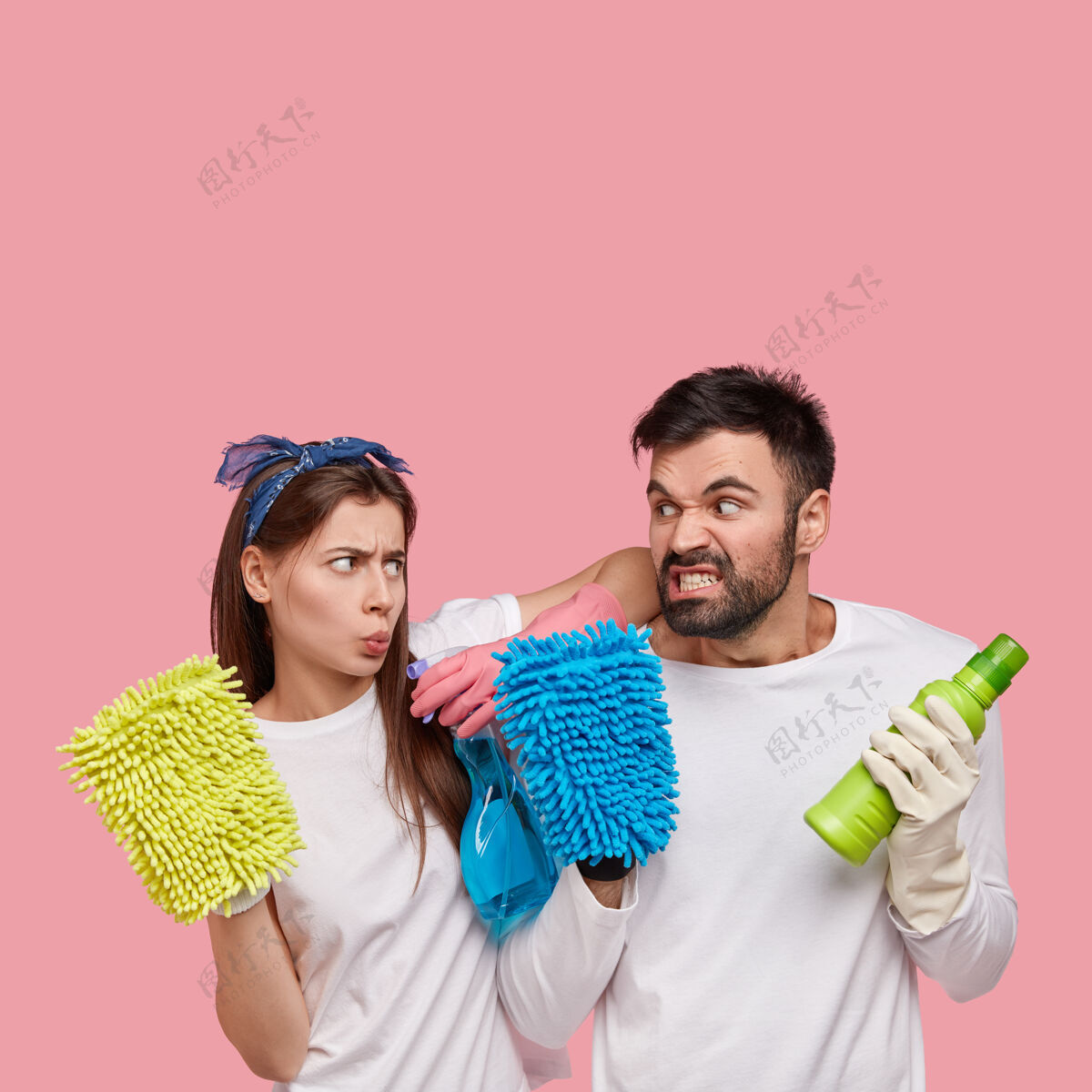 成人拿着清洁用品的年轻夫妇男人产品头巾